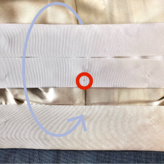 長襦袢の背中心に中襟の点を合わせる