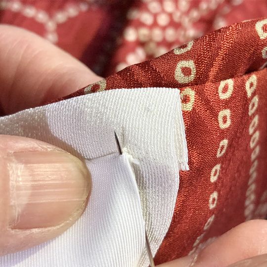 地襟に中襟を縫い付ける