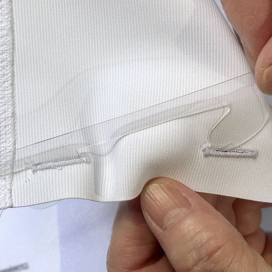 １２.半襟に差込み爪をつける